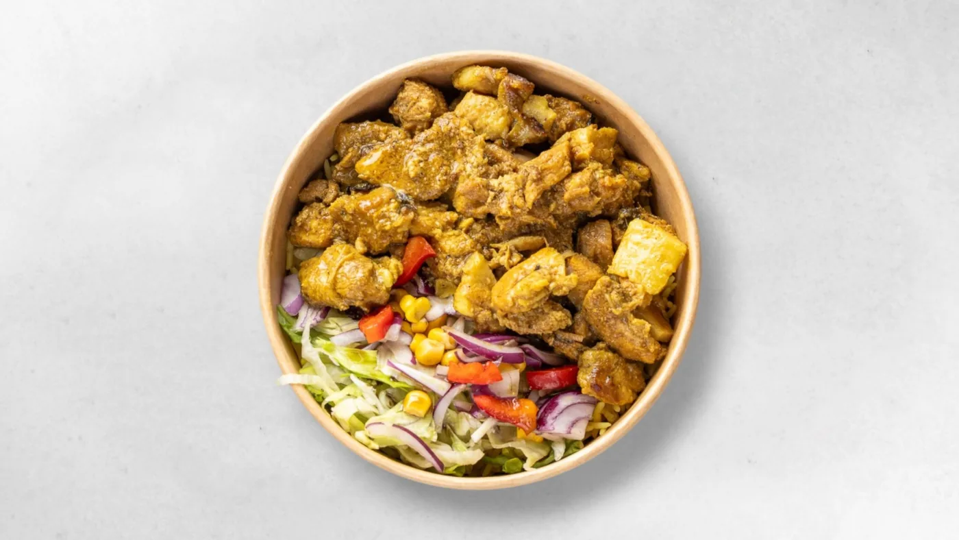 Sri-lankisches Black Pork Curry mit Salat