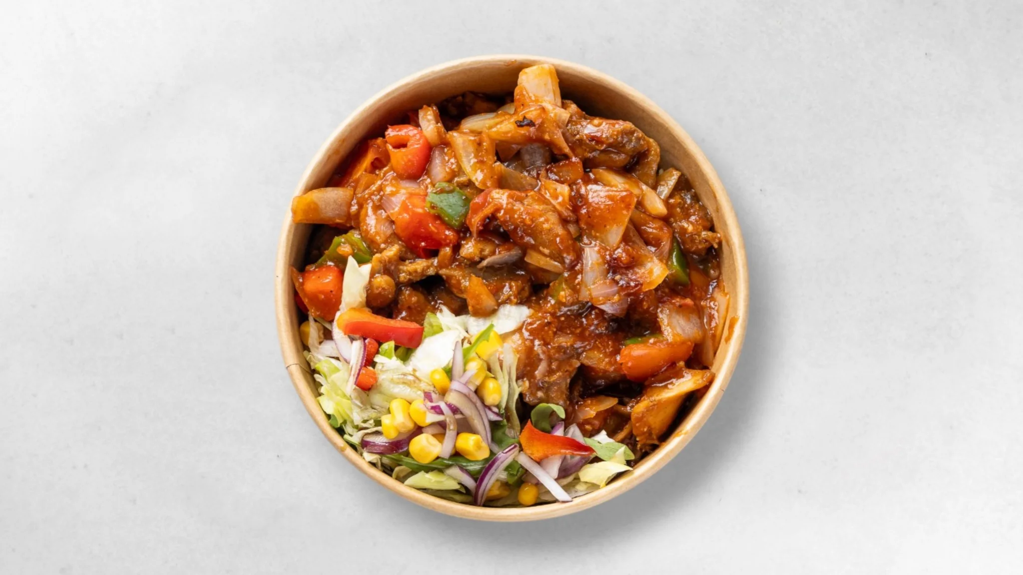Chicken Devilled mit Paprika, Zwiebeln, Reis und Salat