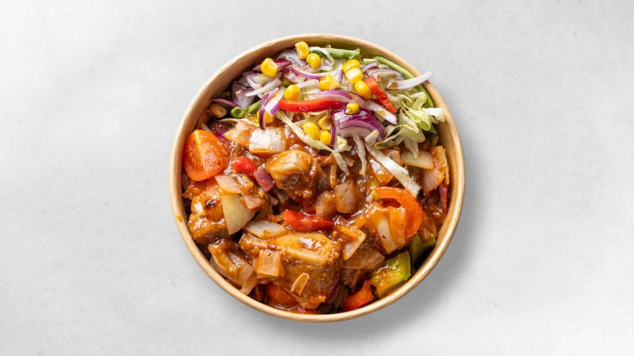 Veganes Jackfruit Devilled mit Paprika, Zwiebeln, Reis und Salat