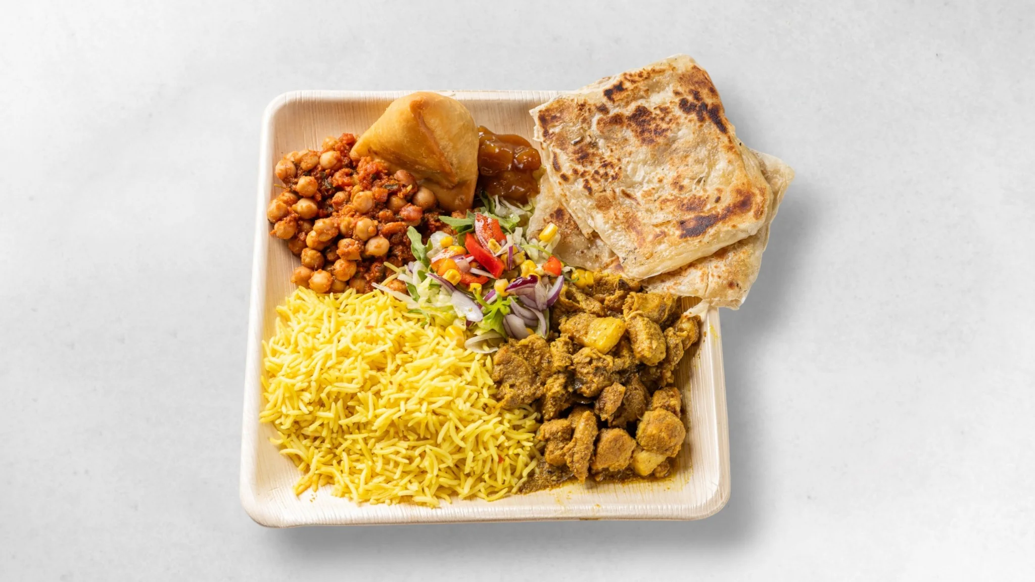 Kerala Spezial mit Black Pork Curry, Chana Masala, Reis, Pol Roti und Samosa