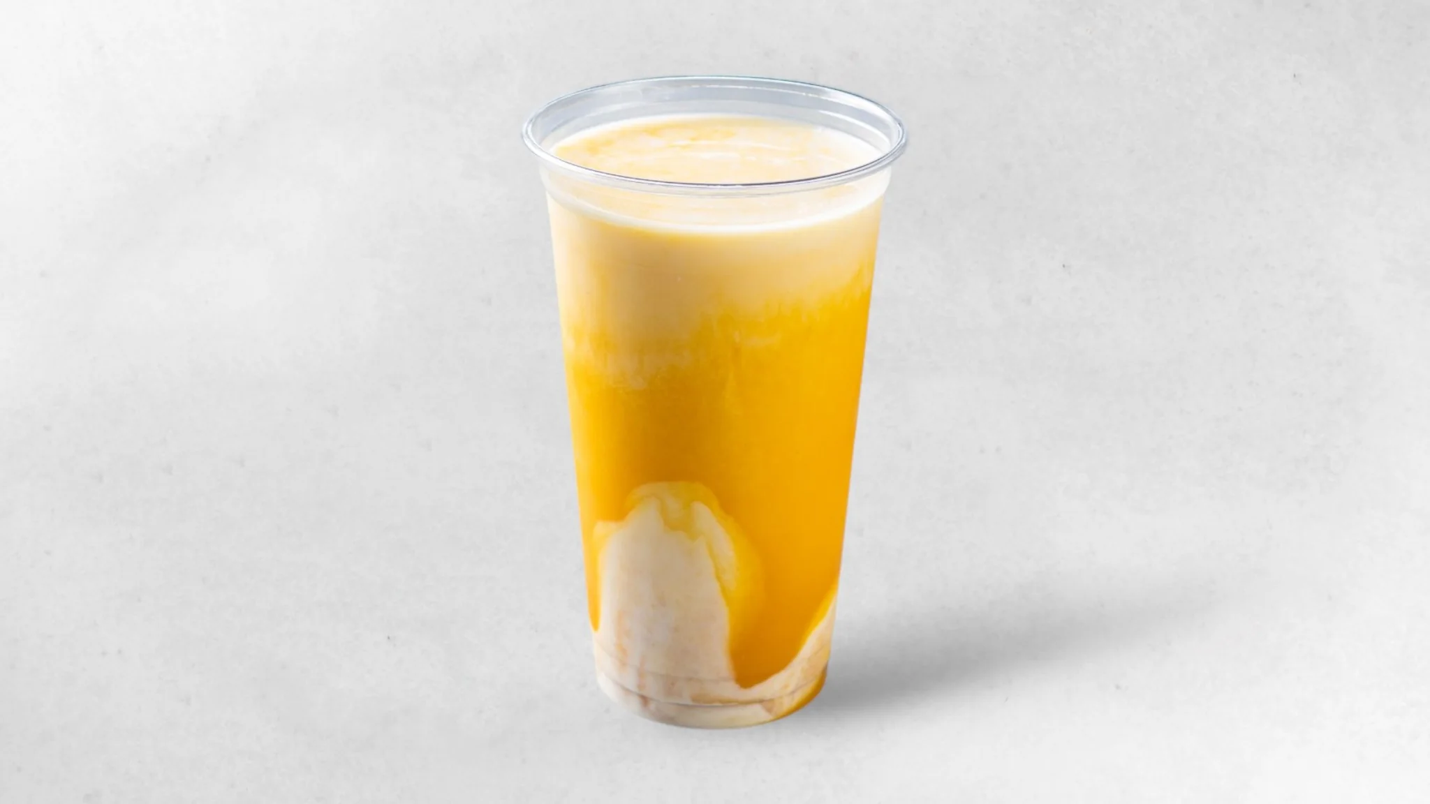 Cremiger Mangolassi im Becher
