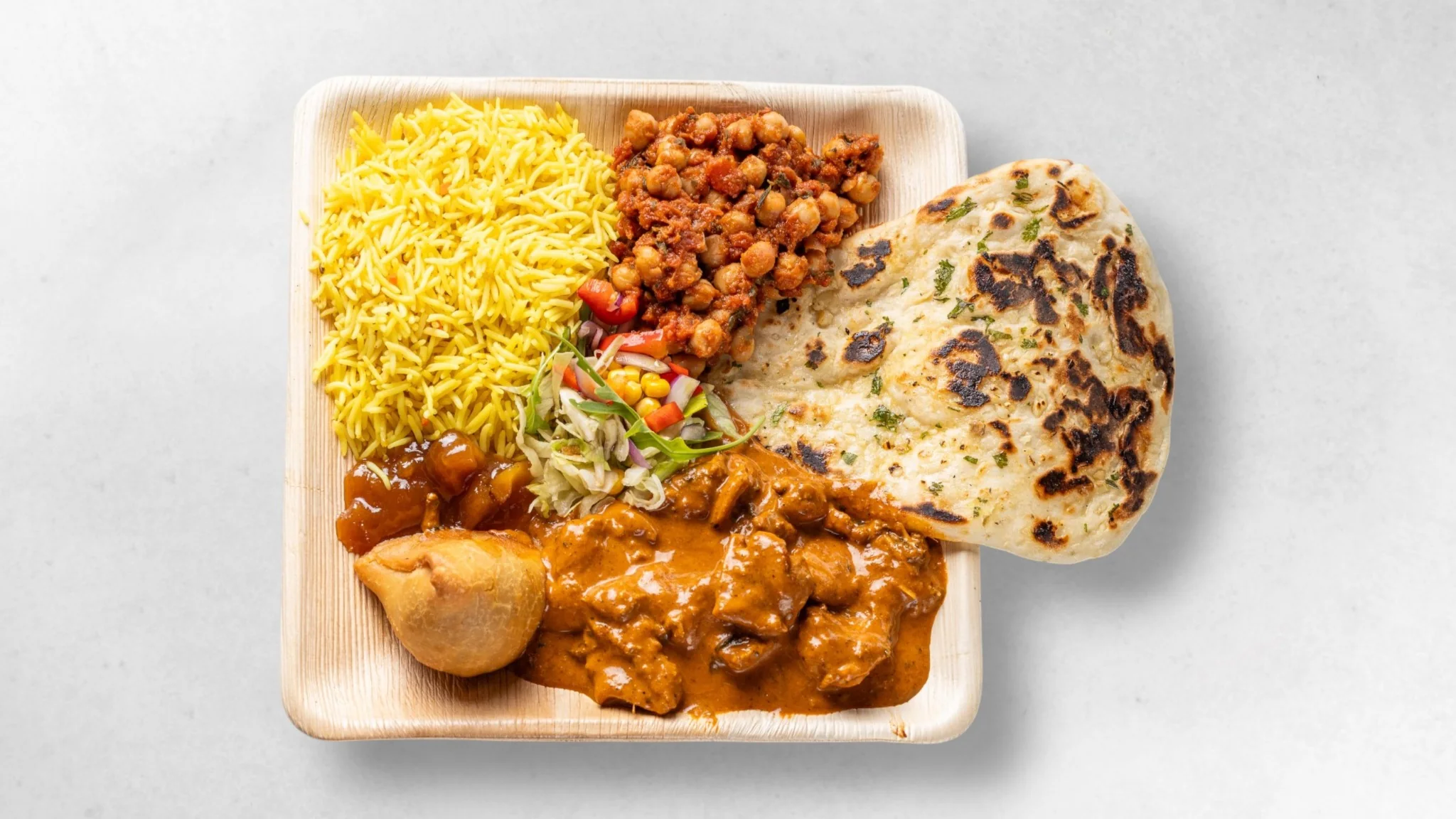 Panjabi Spezial mit Butter Chicken, Chana Masala, Reis, Naan und Samosa